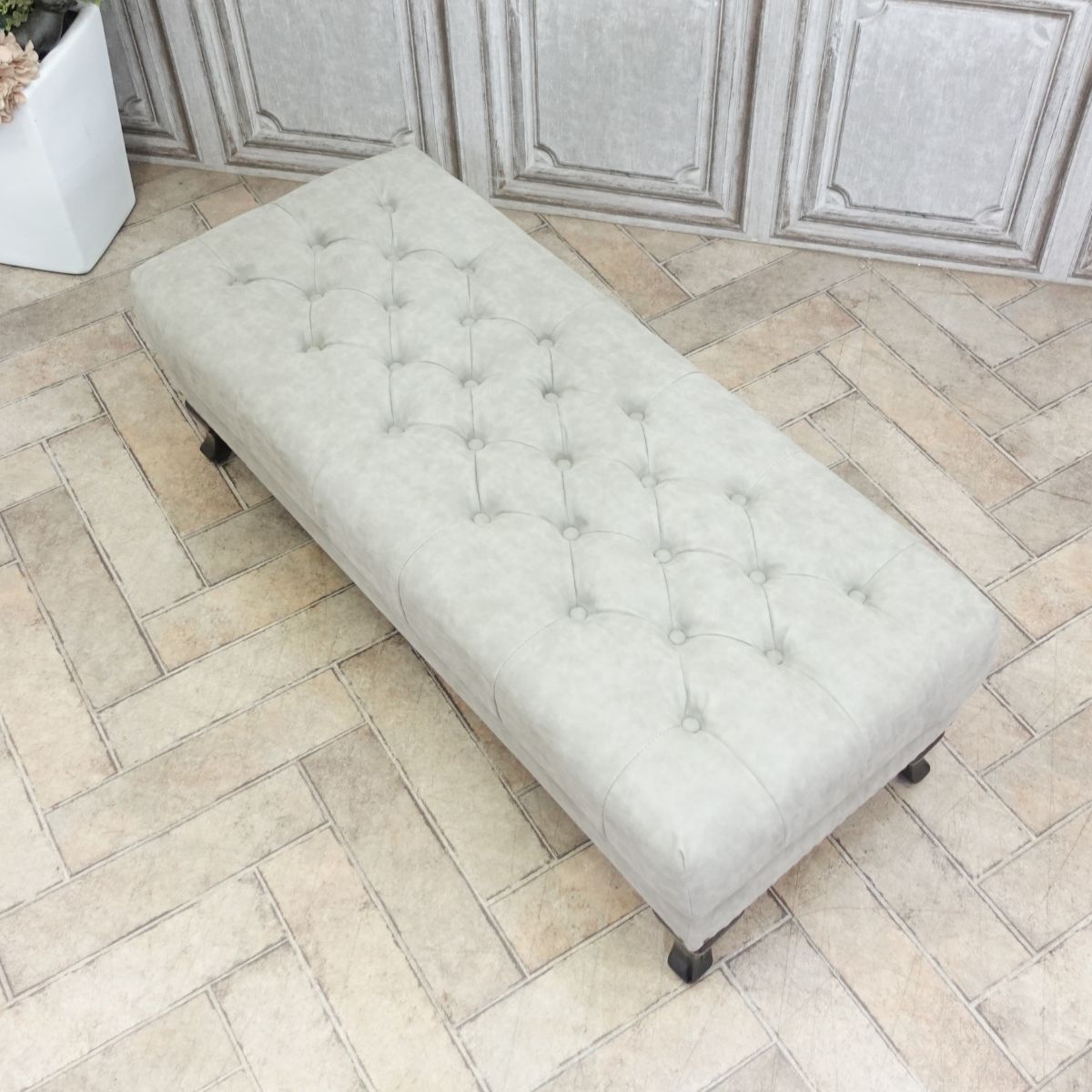 ロングスツール ヴィンセント 輸入家具 おしゃれ ロースツール かっこいい チェスターフィールド スツール 英国 イギリス レトロ ヴィンテージ ビンテージ アンティーク ホテル 靴屋 猫足 デザイナーズ フェイクレザー 合皮 グレージュ volp101k [2]