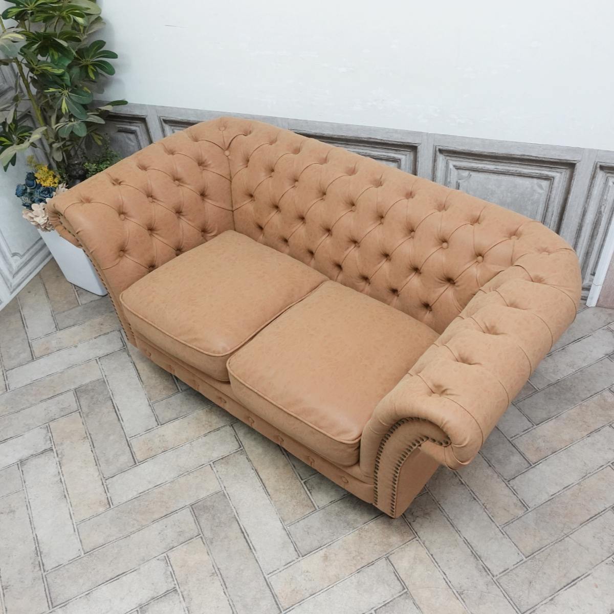 輸入家具 チェスターフィールド ソファ 二人掛け ソファー アンティーク チェスターフィールド ソファー 2人用 ダブルソファ イギリス 英国 書斎 美容室 本物の高級感 ヴィンテージ レトロ おしゃれ デザイナーズ リビング フェイクレザー 合皮 PU ブラウン キャメル vj2p39k [2]