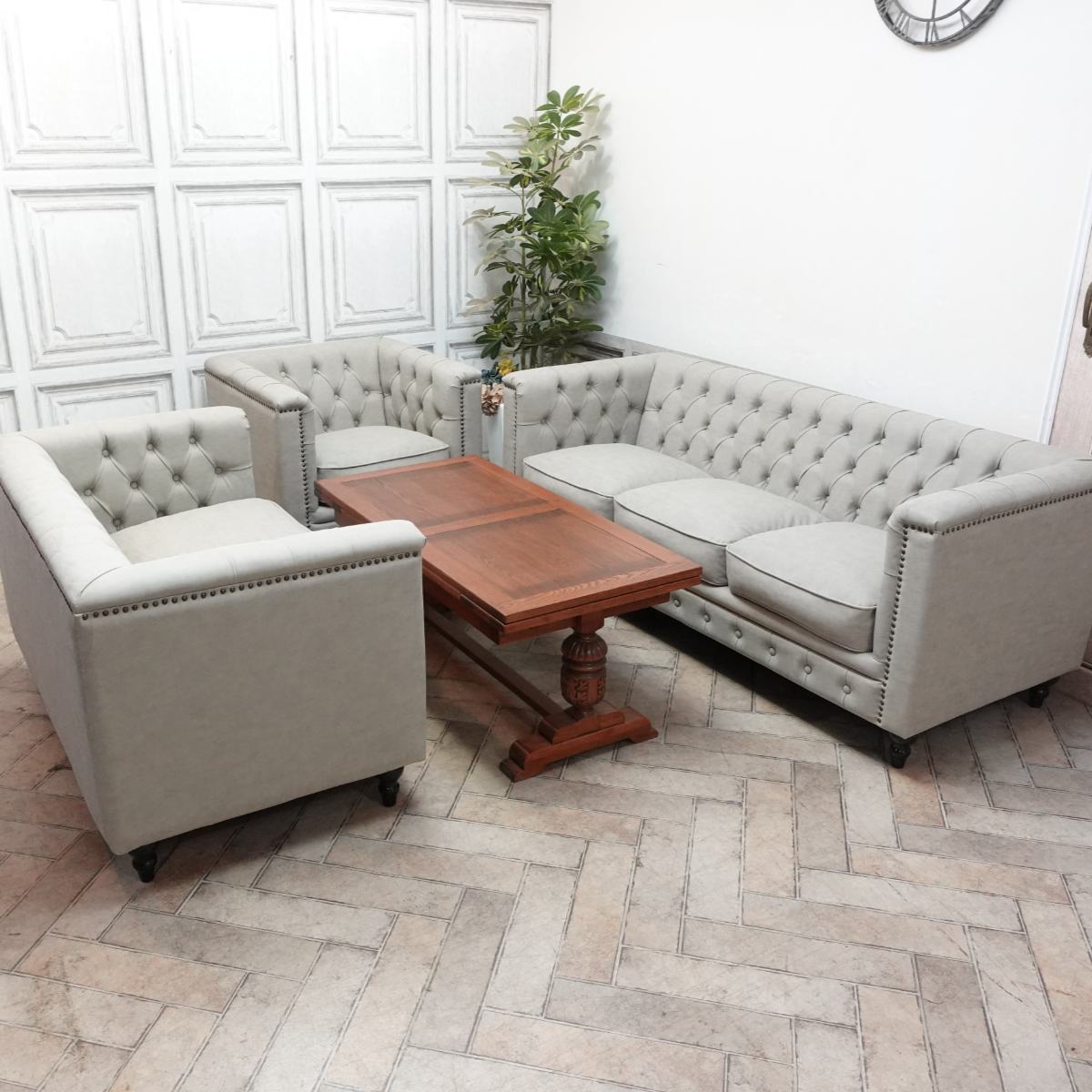 輸入家具 チェスターフィールド ソファー 1人掛け ソファ 一人掛け 美容室 サロン 店舗什器 ビンテージ ヴィンテージ レトロ 北欧 オシャレ かっこいい アンティーク ソファ シングルソファー ヴィンセント 本物の高級感 フェイクレザー PU 合皮 グレージュ vm1p101k [3]