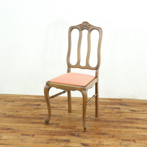 品番 65214b 品名 張替済 ダイニングチェア 原産国 フランス 材質 オーク材 年代 1930年頃 サイズ 横幅：47cm　奥行：53cm　高さ：100cm(座面高49cm) 商品について 猫脚スタイルのダイニングチェアです。 王冠の...