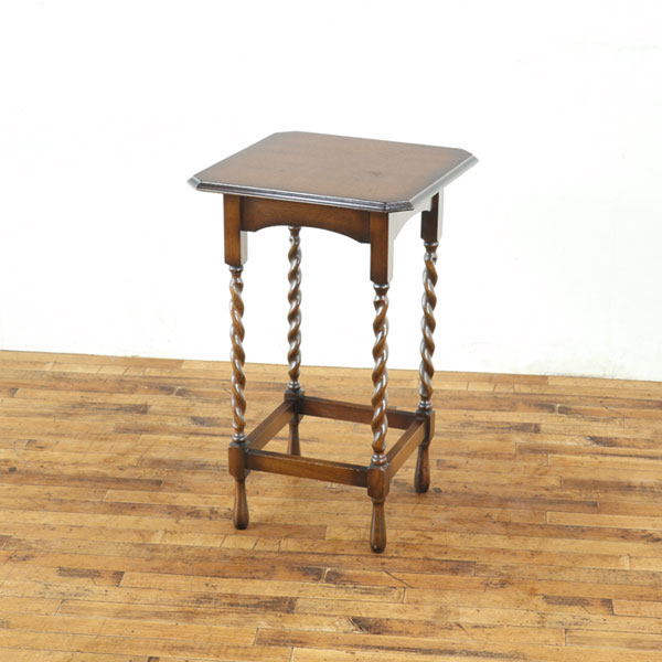 乐天商城 - アンティーク オケージョナルテーブル 正方形の天板 天板サイズがやや小さめ 天板下の幕板部分の形状が個性的 ツイストレッグ 英国 80346