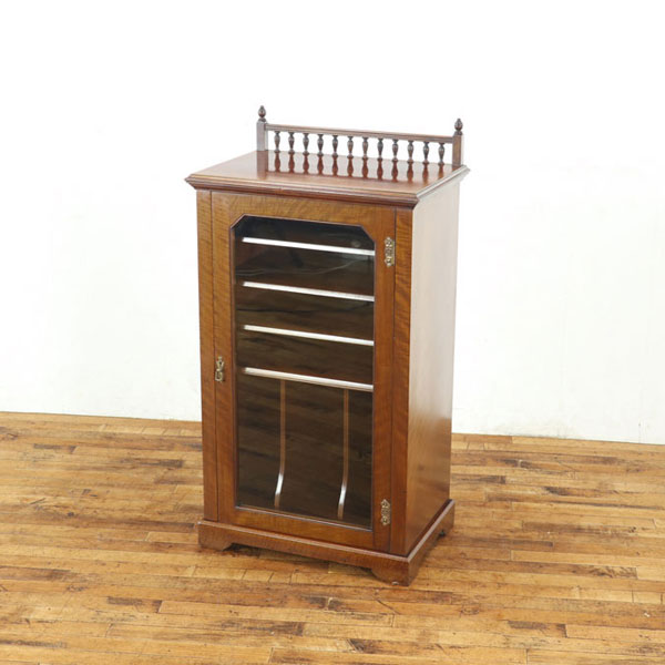 アンティーク ミュージックキャビネット 立ち上がり装飾が美しい ガラス扉の繊細な装飾が素敵 飾り棚 ..