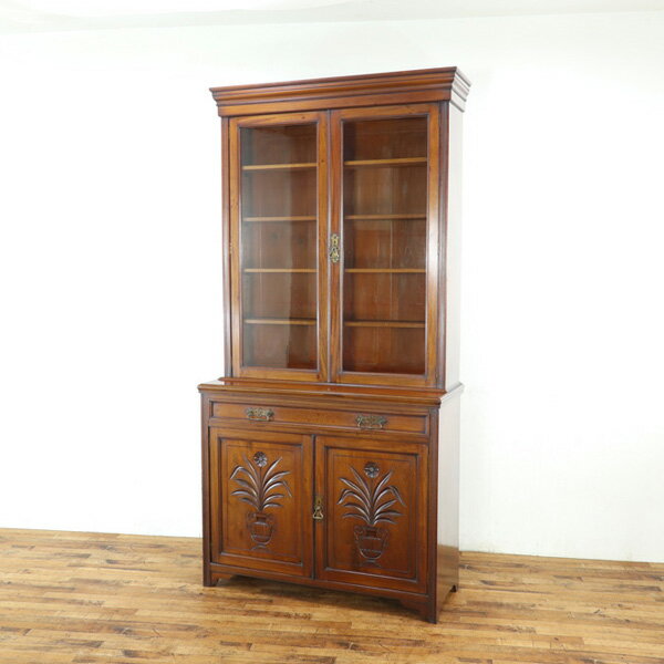 乐天商城 - 存在感あるキャビネット ディスプレイしやすいガラス扉 お花の彫刻が目を引く収納扉 イギリス アンティークフレックス 59826