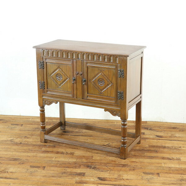 サイドキャビネット 前面の彫刻も素敵 上品で可愛らしいデザイン 収納家具 おしゃれ イギリス アンティ..