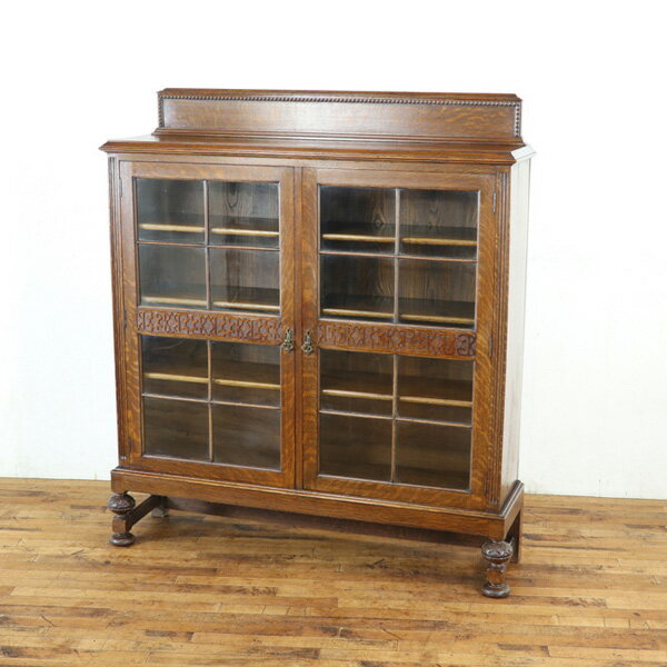 総無垢材ブックケース オーク材の美しい杢目 本棚 飾り棚 ガラス扉 足のデザインにも注目したい イギリス アンティーク家具　59899