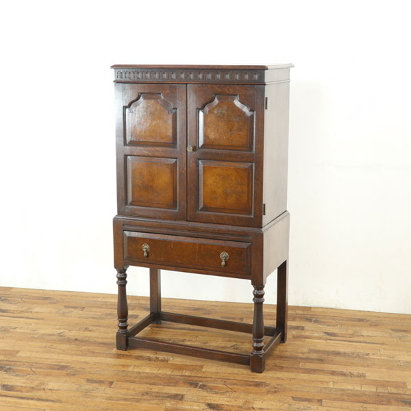 アンティーク 家具 ウォールナットの杢目も魅力 キャビネット　幅77×奥46.5×高140.5cm　珍しいスタイル..