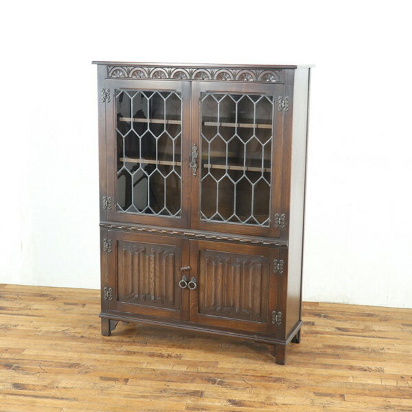 乐天商城 - ブックケース ステンドグラスが印象的 英国らしい落ち着きを感じるデザイン チューダー様式 扉部分の彫刻にこだわり イギリス家具 80710