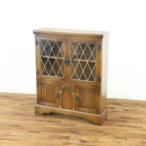 乐天商城 - ブックケース ステンドグラスが素敵 明るめのお色 扉2枚タイプ 扉部分の彫刻にこだわり 本棚 イギリス家具 アンティークフレックス 80730