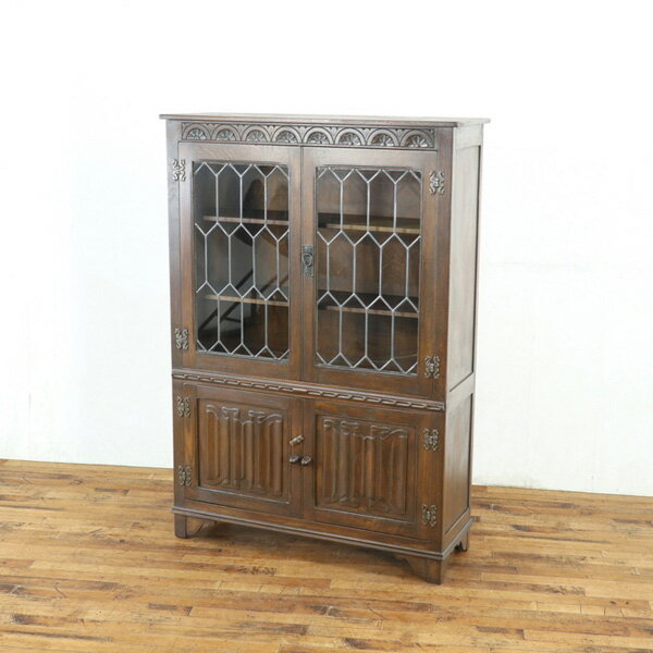 乐天商城 - ブックケース ステンドグラスが印象的 英国らしい落ち着きを感じるデザイン チューダー様式 扉部分の彫刻にこだわり イギリス家具 80794