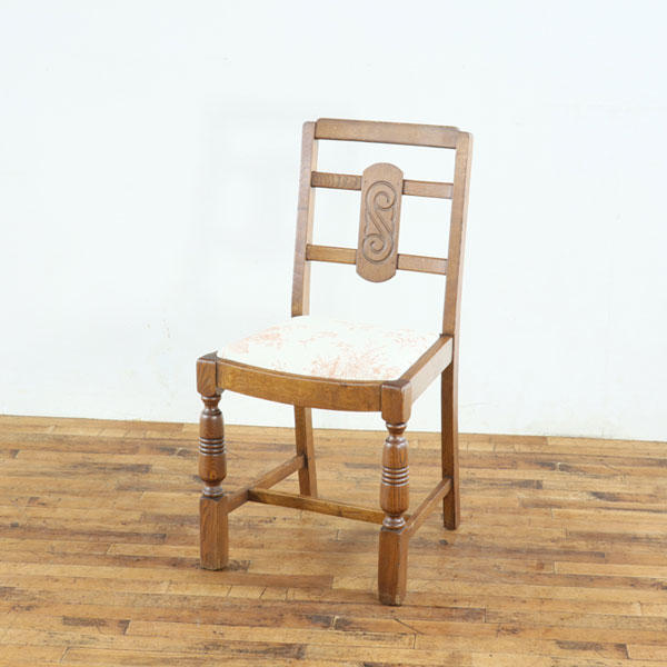 英国アンティーク 張替済ダイニングチェア やや明るめお色 特徴的な背もたれのデザイン 前脚の装飾部分も印象的 レトロ感 イギリス 80874