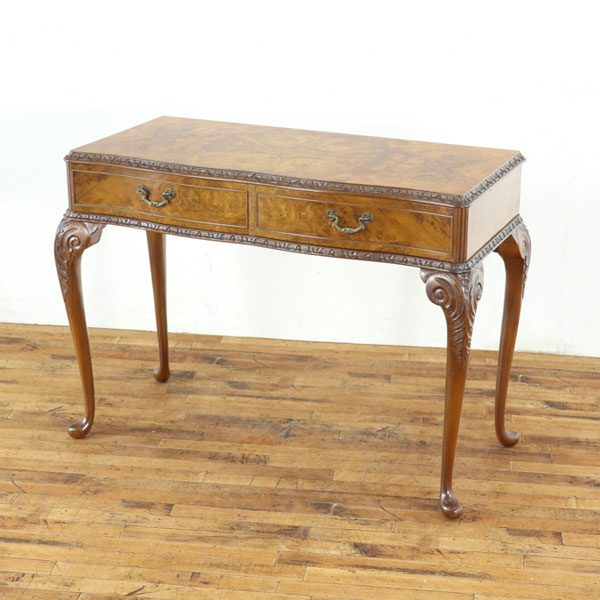 乐天商城 - サイドテーブル 天板デザインが印象的 引き出し付き 脚部分や天板ふちの装飾が素晴らしい ウォールナット材の美しい杢目 英国家具 80875