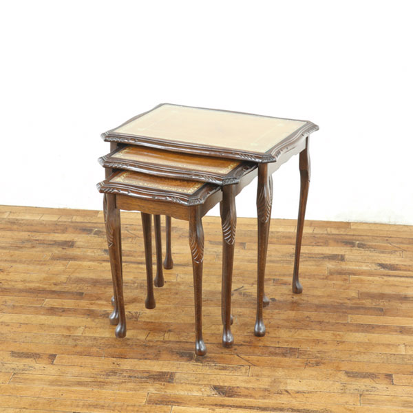 ネストテーブル テーブル3点セット ガラストップ 金彩装飾が魅力的 脚部分の装飾も素敵 美しい杢目 英国 アンティークフレックス 80402