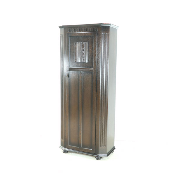 品番 81322 品名 ワードローブ 原産国 イギリス 材質 オーク材 年代 1940年頃 サイズ 幅：80cm　奥行：43cm　高さ：186cm 商品について ダークなお色で落ち着いた印象のワードローブです。 扉部分にはリネンフォールドとも呼ばれる装飾がされています。 全体としてはすっきりとしたデザインで、様々な空間に合ってくれそうです。 ワードローブとしては細身と言えるサイズ感も魅力です。 当店ではあまり買い付けませんが、アンティークのワードローブには扉横幅に対して内部横幅が広いものもあります。 特にアンティークと呼べる年代のものとなると、台形型といいますか左右が斜めになったものも多いですかね。 そうしたタイプは剛性感や収納量は上がりますが出し入れはややしづらいかと思い、こうした扉幅と本体幅がなるべく近いものを中心に買い付けるようにしております。 そうしたデザイン性だけでなく、実用性へのこだわりもあり意外と良いものが見つからず、ワードローブは一度の買い付けであまり数を見つけられないお品と言えます。 ワードローブは棚を取り付けて収納棚とされる方も多いお品です。 店頭でご決定される方はほとんどが棚板を取り付けされているでしょうかね。 ネットからのご購入でも棚板取り付けいたします(棚板代別途)ので、事前にご相談ください。 食器棚にしたり靴箱にしたり、書類を入れたりと、用途が広がりますね。 取っ手部分のボタンを押してひねることで開閉できるタイプになります。 ミラーに少しの腐食、扉に反り、所々にへこみがありますのでお写真でご確認ください。 送料例 送料区分：Eランク　(家財便)開梱設置・梱包資材の処分を含む配送方法です。送料例：関西および愛知県 17,000円・東京都神奈川県など関東 19,100円・福岡県 22,900円 配送について詳しくはこちらをご覧ください。 安心のメンテナンス 価格には、お手入れ代が含まれております。 当店ではご注文後に商品のお手入れをさせていただいております。 順番待ちが大半となりますが、お手入れには約2～3週間お時間を頂戴しております。 (商品によっては、例外もございます。) ご注文確認後、当店より最短到着日をご案内いたしますので、それ以降でお受け取り日もご指定いただけます。 お店のオープンやお引っ越し等でお急ぎの場合・納期が事前にお決まりの場合などは、商品番号とお届け先都道府県をご明記の上、予めご相談くださいませ。 お手入れはぐらつきがないか、引き出しや扉の開閉チェックなど実用部分が中心となります。 お掃除やワックスがけ、足裏のフェルトの貼り付けなども行わせていただいております。 記載のダメージに関しましては特別に手を加えることはなく、外観としてはお写真のままでのお渡しとお考え下さい。 棚板の増設、座面の張り替えなど、ご要望がございましたら事前にお問い合わせください。 お問い合わせ先 掲載品はすべて展示しております! イギリスやフランスから40ftコンテナ直輸入！ 【 実店舗・工房 】 〒529-1804 滋賀県甲賀市信楽町勅旨1181 アンティークフレックス 電話：0748-83-1161 FAX：0748-83-1184 メール：store@flex-antiques.com 営業時間：10:00-17:00 定休日：毎週木曜日 (その他休業日はホームページなどで告知しております)
