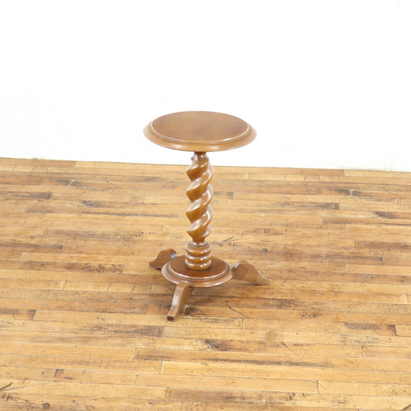 品番 65461 品名 プランツスタンド 原産国 フランス 材質 ビーチ材 年代 1940年頃 サイズ 幅：36cm　奥行：35cm　高さ：47cm天板サイズ 30×30 cm 商品について ツイストの柱に三本足が特徴的なプランツスタンド(...