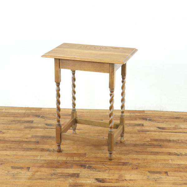 乐天商城 - 明るめ色 杢目も魅力的 ツイストレッグ オケージョナルテーブル 長方形の天板 ディスプレイ台 イギリスアンティーク家具　80111
