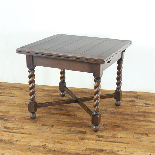 品番 80539 品名 ツイストレッグ ドローリーフテーブル 原産国 イギリス 材質 オーク材 年代 1920年頃 サイズ 幅：92cm(拡張時152.5cm)　奥行：91cm　高さ：77cm 商品について ツイストレッグのドローリーフテー...