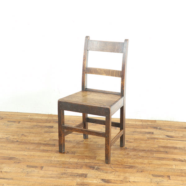 品番 80628b 品名 チェア 原産国 イギリス 材質 オーク材 年代 1920年頃 サイズ 幅：45.5cm　奥行：43cm　高さ：89cm(座面高45cm) 商品について 経年による使用感がなんとも言えず味わい深いチェアです。 当店で...