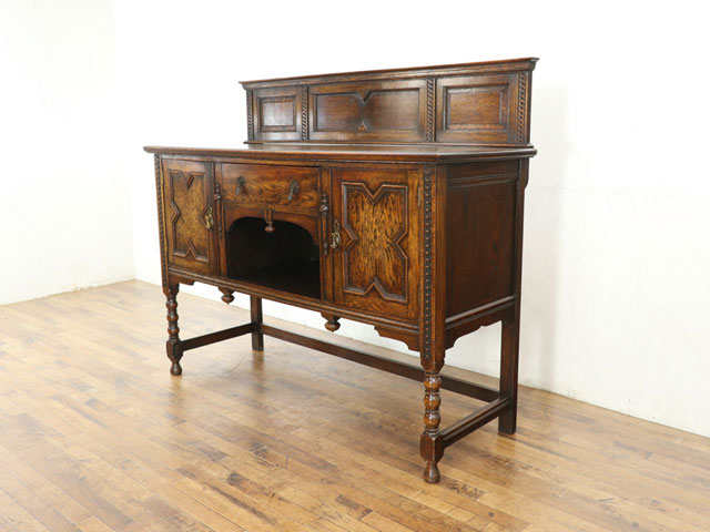 アンティーク サイドボード 扉と引き出し、開口棚のレイアウト 取っ手のデザインも素敵 ボビンレッグ 収納家具 イギリス 59704