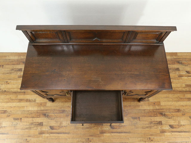 アンティーク サイドボード 扉と引き出し、開口棚のレイアウト 取っ手のデザインも素敵 ボビンレッグ 収納家具 イギリス 59704 [2]