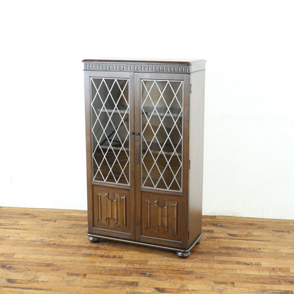 乐天商城 - ブックケース ステンドグラス風の装飾 リネンフォールド装飾が美しい 英国家具らしい落ち着いた雰囲気 たっぷり収納 本棚 英国家具 80654