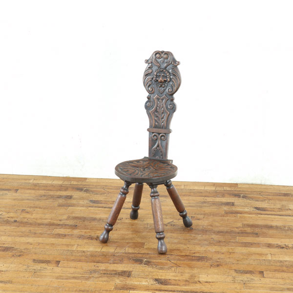 アンティーク スピニングチェア 人気 可愛らしいシルエット 背もたれ部分の彫刻にも注目 ライオンの彫刻がかっこいい イギリス家具 80661