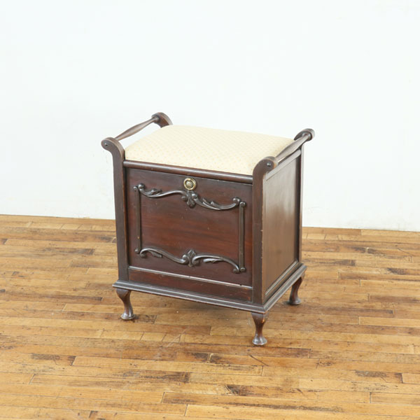 乐天商城 - アンティーク ピアノスツール 座面下に収納があるタイプ 仕切りのある収納 全面の装飾が優雅な雰囲気 どっしりとした印象 英国家具 80669