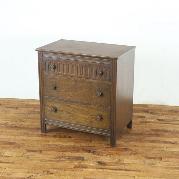乐天商城 - チェスト 引き出し3段 小ぶりサイズ 木製取手が素朴な雰囲気 オーク材の力強い杢目が素敵 小物収納 ディスプレイ台に イギリス家具 80718