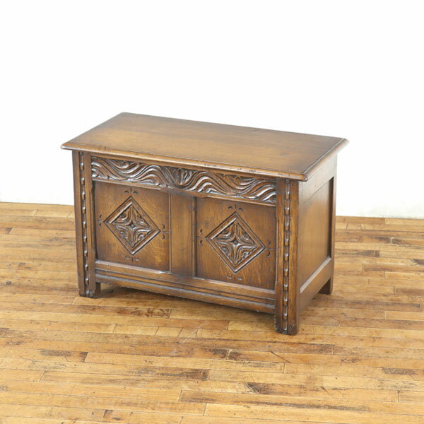 乐天商城 - コファー 幅76×奥38×高49cm 英国家具の伝統的なデザイン チューダー様式 珍しい小ぶりサイズ 上開き扉の収納家具 イギリス家具 80787