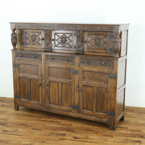 アンティーク コートカップボード 引き締まった存在感 高い実用性 扉部分に美しい彫刻 チューダー様式 ..