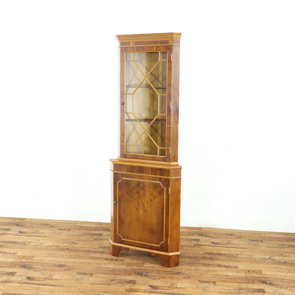 乐天商城 - コーナーキャビネット 明るめのお色 英国らしいすっきりと上品なデザイン 1枚扉タイプ 収納棚 おしゃれ ディスプレイ 飾り棚 英国 80801