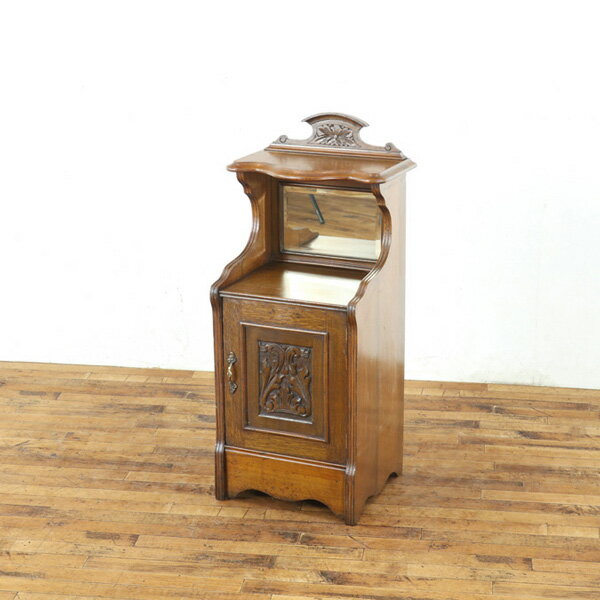 乐天商城 - アンティーク ナイトテーブル 棚とミラー付き 扉部分の彫刻が印象的 小物収納 可愛らしいサイズ感 英国家具 アンティークフレックス 80819