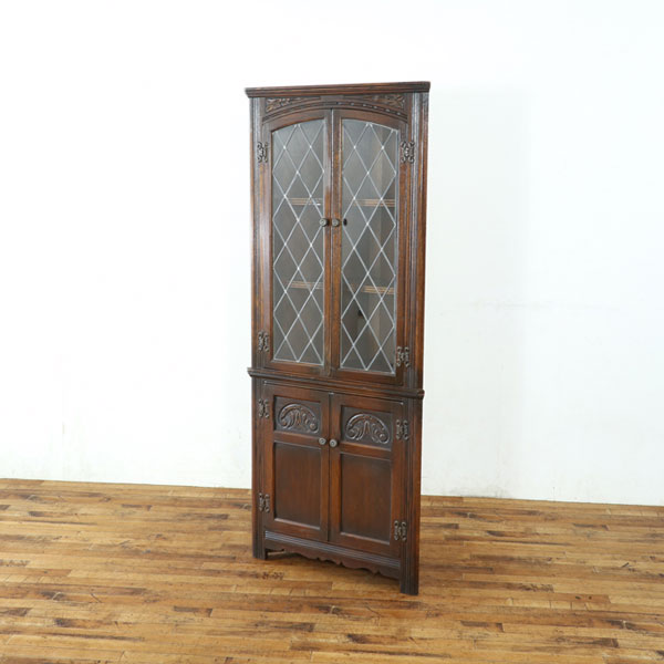 乐天商城 - Old Charm コーナーキャビネット 人気 ステンドグラスが魅力的 上部がアーチ状の扉が可愛い イギリス家具 アンティークフレックス 80836