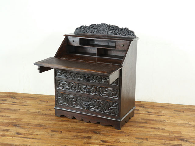 フレックスxアンティークそっくりのアンティーク 家具 1880年頃　イギリス　アンティーク家具　ライティングビューロー　書き物机 ディスプレイにも アンティークデスク 素晴らしい彫刻　美しいパテナ　アンティークならではの魅力　55384｜アングル2