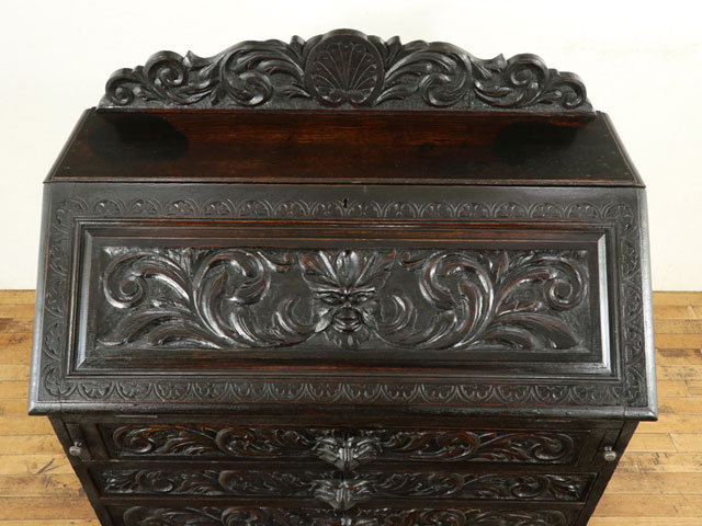 フレックスxアンティークそっくりのアンティーク 家具 1880年頃　イギリス　アンティーク家具　ライティングビューロー　書き物机 ディスプレイにも アンティークデスク 素晴らしい彫刻　美しいパテナ　アンティークならではの魅力　55384｜アングル3