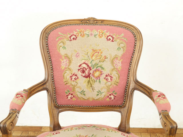 プチポワンアームチェア 肘掛け椅子 猫脚が優雅な雰囲気 彫刻が素敵 赤色のプチポワン生地も素敵 アンティークフレックス フランス 65112b