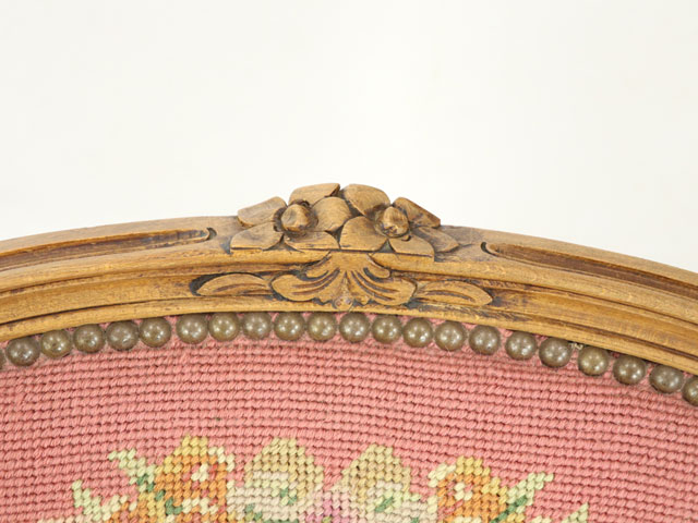 プチポワンアームチェア 肘掛け椅子 猫脚が優雅な雰囲気 彫刻が素敵 赤色のプチポワン生地も素敵 アンティークフレックス フランス 65112b [2]