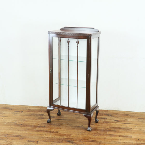 品番 80010 品名 クロス張替済 ショーケース 原産国 イギリス 材質 マホガニー材 年代 1930年頃 サイズ 幅：65cm　奥行：35cm　高さ：130cm(天板高126cm) 商品について ボールアンドクローと呼ばれる足先のデザイ...