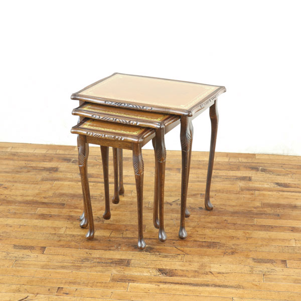 ネストテーブル テーブル3点セット ガラストップ レザーの金彩装飾が美しい 美しい杢目を生かした天板 サイドテーブルに 英国家具 80421