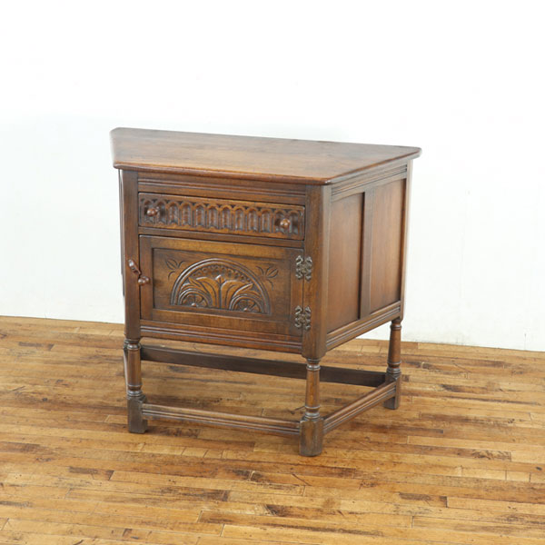 乐天商城 - サイドキャビネット 引き出しと扉があるタイプ ナイトテーブルに 扉部分の彫刻も素敵 玄関 収納 イギリス アンティークフレックス 80500