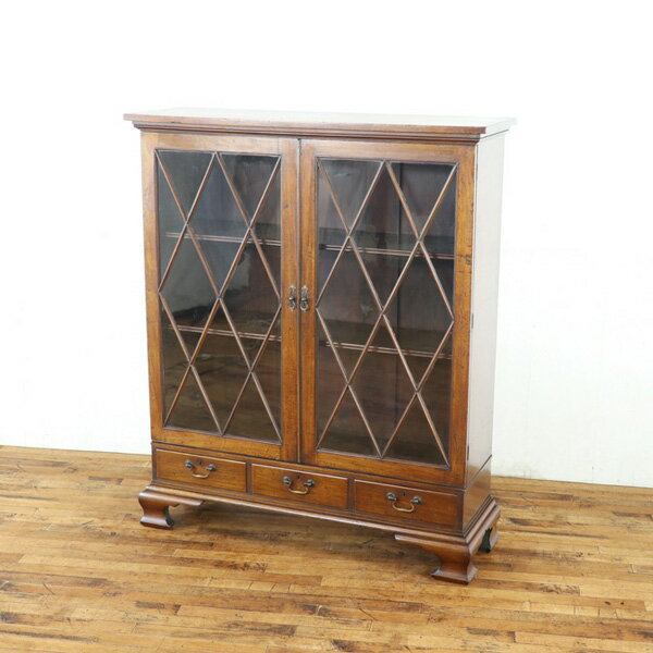 乐天商城 - アンティーク ブックケース 引き出しが3つある珍しいタイプ 扉2枚タイプ 扉部分の彫刻にこだわり 本棚 英国 アンティークフレックス 80504