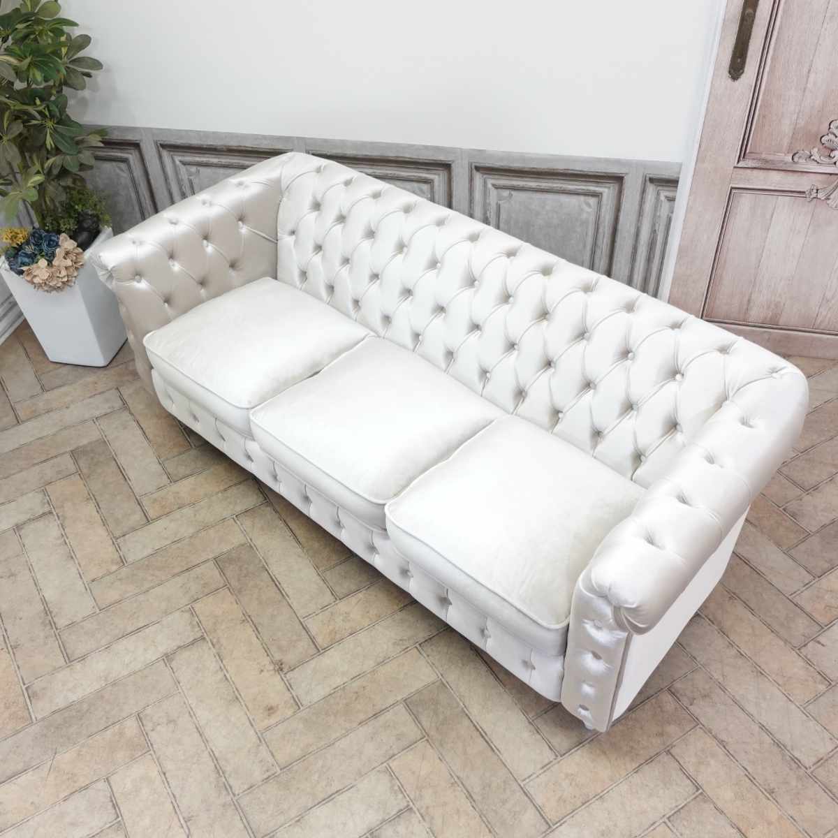 輸入家具 おしゃれ ソファ チェスターフィールド チェスティア ソファー エレガント かわいい デザイナーズ 三人掛け 3人用 トリプルソファー イギリス 英国 サロン ホテル 美容室 店舗什器 パールファブリックxホワイト vc3f220pw