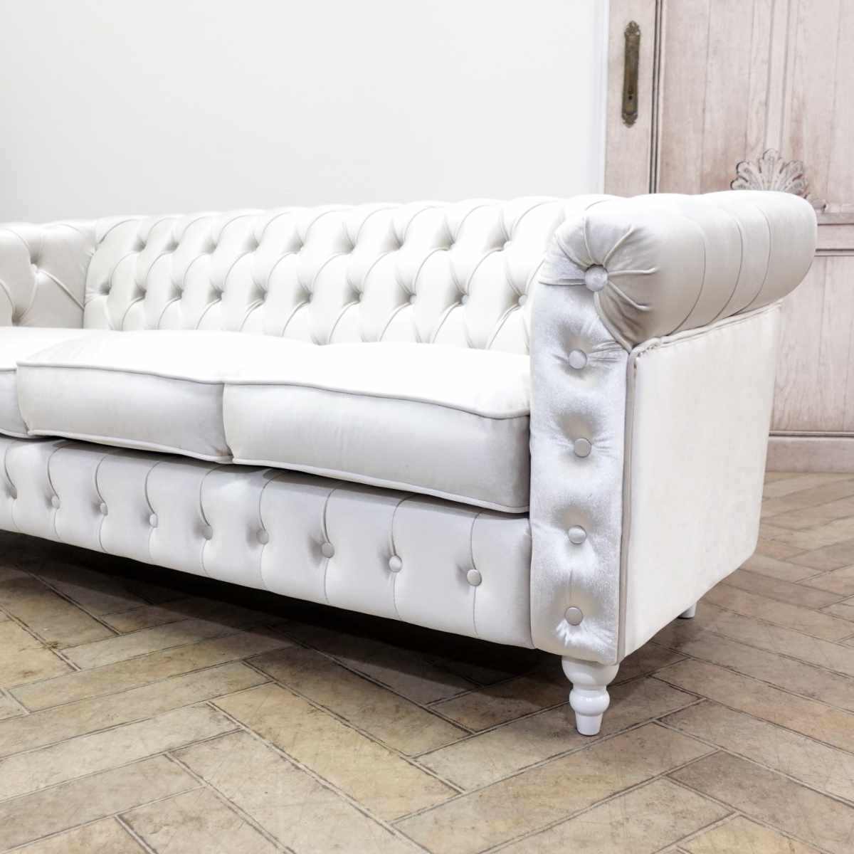 輸入家具 おしゃれ ソファ チェスターフィールド チェスティア ソファー エレガント かわいい デザイナーズ 三人掛け 3人用 トリプルソファー イギリス 英国 サロン ホテル 美容室 店舗什器 パールファブリックxホワイト vc3f220pw [2]