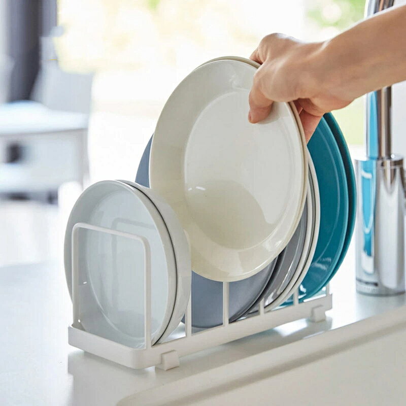商品特徴6 仕切りデザインお皿、鍋蓋、まな板、トレイなどを一枚ずつ立てて収納。重ならず通気性が良く水切れがスムーズ。取り出しも簡単です。安定固定クリップ付属固定用ベースクリップ 4 個をプレゼント。ガタつきを抑え、設置時の安定性を高めます。コンパクト省スペースシンク周り、戸棚の中、キッチンカウンターに置くだけ。場所を取らず食器を整理整頓。マルチに活用皿、鍋蓋、まな板、トレイ、フライパンなど様々なキッチン用品に対応。2 カラー展開ホワイト、ブラックの 2 色。シンプルデザインでどんなキッチンインテリアに馴染みます。サイズ全体サイズ：幅 24cm × 奥行 10cm × 高さ 10cm仕切り間隔：3.8cm本体净重：380g付属品：固定ベースクリップ ×4 個仕様カラー：ホワイト / ブラック用途：皿立て、鍋蓋スタンド、まな板スタンド、キッチン収納注意事項手作業測定のため数値に若干の誤差が生じる場合がございます。過度に重い物を載せないでください。鋭利な物で傷つけないようご注意ください。クリップは必要に応じて取り付けてご使用ください。
