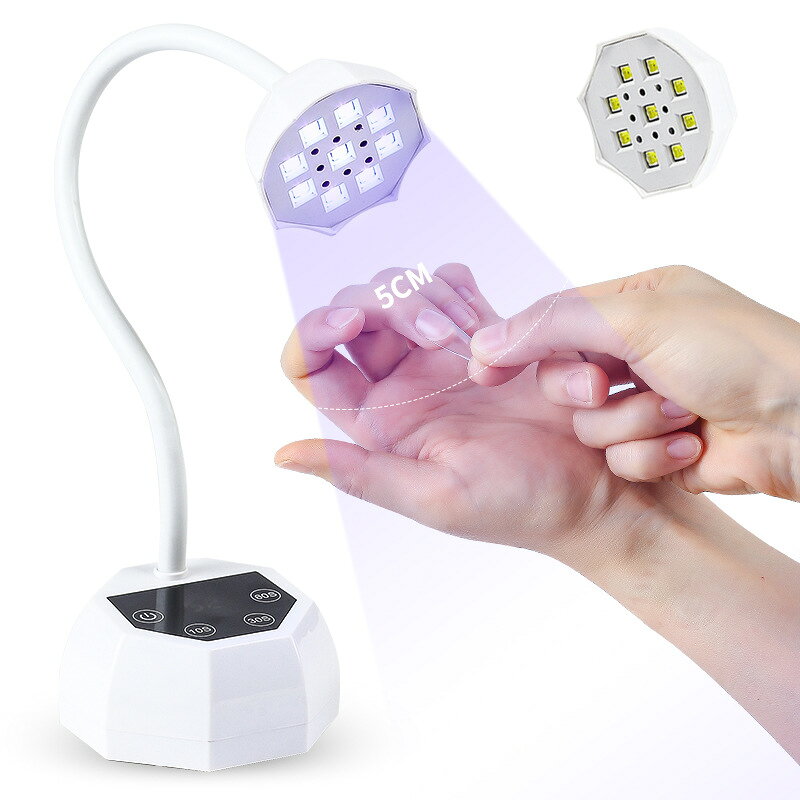 【素材】ABS樹脂【カラー】ホワイトセルフネイルがもっと楽しくなる充電式 UV/LED ネイルライトです。蓮の花をモチーフにした可愛らしいデザイン。フレキシブルアーム付きで、照射角度を自由に調整できます。自動感知センサーを搭載し、手を近づけるだけで自動点灯。スイッチを押す手間がなく、スムーズにネイル作業が進みます。UV と LED のダブル光源で、ジェルネイルをスピーディーに硬化。ネイルチップの接着やレジンクラフトの硬化にも幅広くお使いいただけます。充電式なのでコードレスで使用可能。ケーブルを気にせず自由な場所でネイルタイムを楽しめます。ミニサイズで卓上に置いても邪魔にならず、収納もコンパクトです。