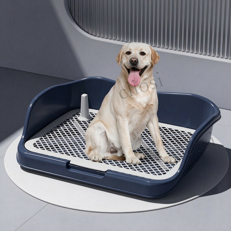 材質：PP高囲いデザインの犬用室内トイレ、マーキングポールが付属しています。高いガードが排泄物の飛び散りを抑え、床を汚れにくく保ちます。マーキングポールは雄犬の足上げ排尿に対応。メッシュ構造により、犬の足が排泄物に直接触れにくく、足汚れや踏みつけを防ぎます。素材は厚手の PP 樹脂を採用。耐摩耗性に優れ、水洗いで簡単にお掃除でき、長くご使用いただけます。小型犬から中大型犬まで幅広く対応。室内飼いのわんちゃんのトイレトレーニングに最適です。