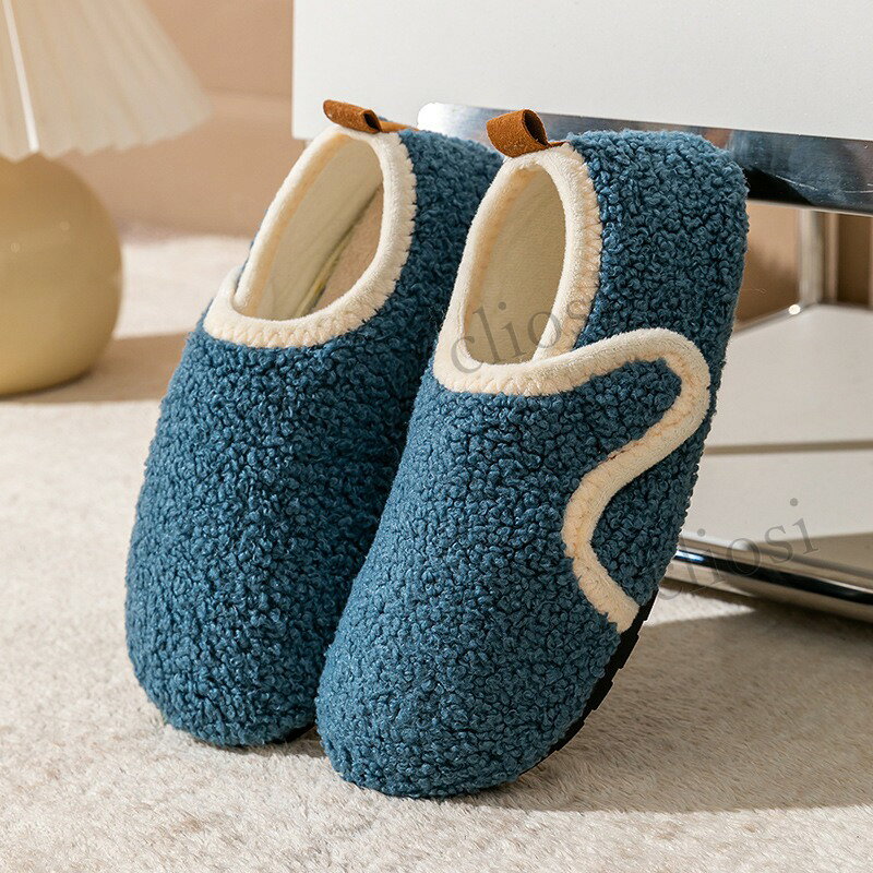 素材：ポリエステル寒い秋冬シーズンにぴったりの裏起毛ルームシューズです。ふわふわ起毛素材が足元を優しく包み込み、しっかり保温して冷えを防ぎます。靴底には滑り止め加工が施され、フローリングでも滑りにくく安心です。汚れたら丸洗い OK、いつも清潔な状態を保てます。軽くて柔らかく、長時間履いても足に負担が少ないです。