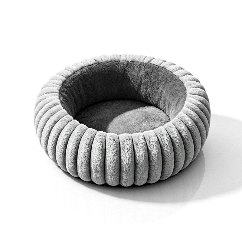 材質：高品質プラッシュ（長毛）ABS樹脂サイズ：S码 40×40cm、M码 55×55cm、L码 65×65cm電源：100V/110V対応機能：スマートタイマー、温度調節、噛み防止コード【包み込まれるような暖かさ！智能定時温控システム搭載の円形ペットベッド】丸型の深い眠りを誘うデザインと、智能定時温控システムを組み合わせた電熱ペットベッドです。寒い冬でも愛ペットがぐっすり眠れます。設定した時間で自動的に電源がオフになるため、留守番時も安心です。電源コードには噛み防止カバーを採用。ペットの安全を第一に考えました。