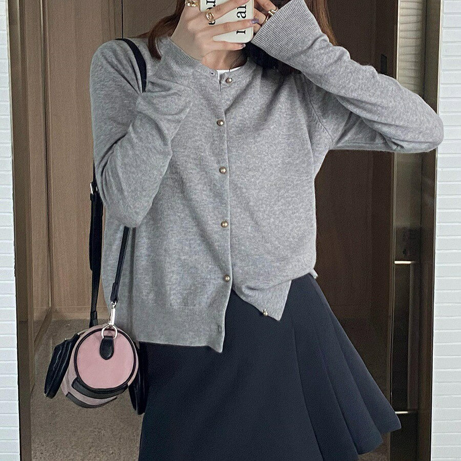 【素材】ポリエステル混紡【サイズ】フリーサイズ【特徴】丸首、ショート丈、装飾ボタン、伸縮性生地シンプルな丸首ショートカーディガン。柔らかな生地で着心地が良く、ボタンがコーデのアクセントになります。インナーとしても羽織ものとしても活用でき、ショッピングや普段のお出かけにおすすめ。