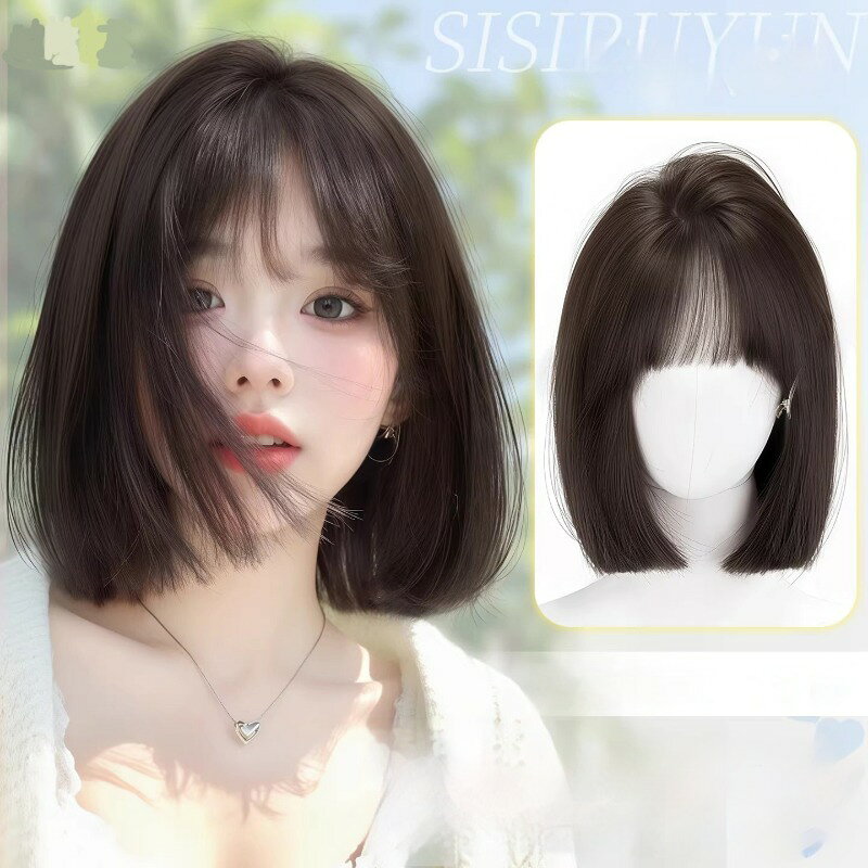 【素材】耐熱ファイバー【長さ】ワンカットショートボブ【おすすめコメント】清楚なワンカットショートボブのフルウィッグ。ふんわり前髪が顔を柔らかく見せ、小顔効果が期待できます。リアルな地肌風トップで自然な仕上がり。通気性に優れたネット設計で、長時間着用しても蒸れにくい。通勤や日常使いに人気のナチュラルなデザインです。