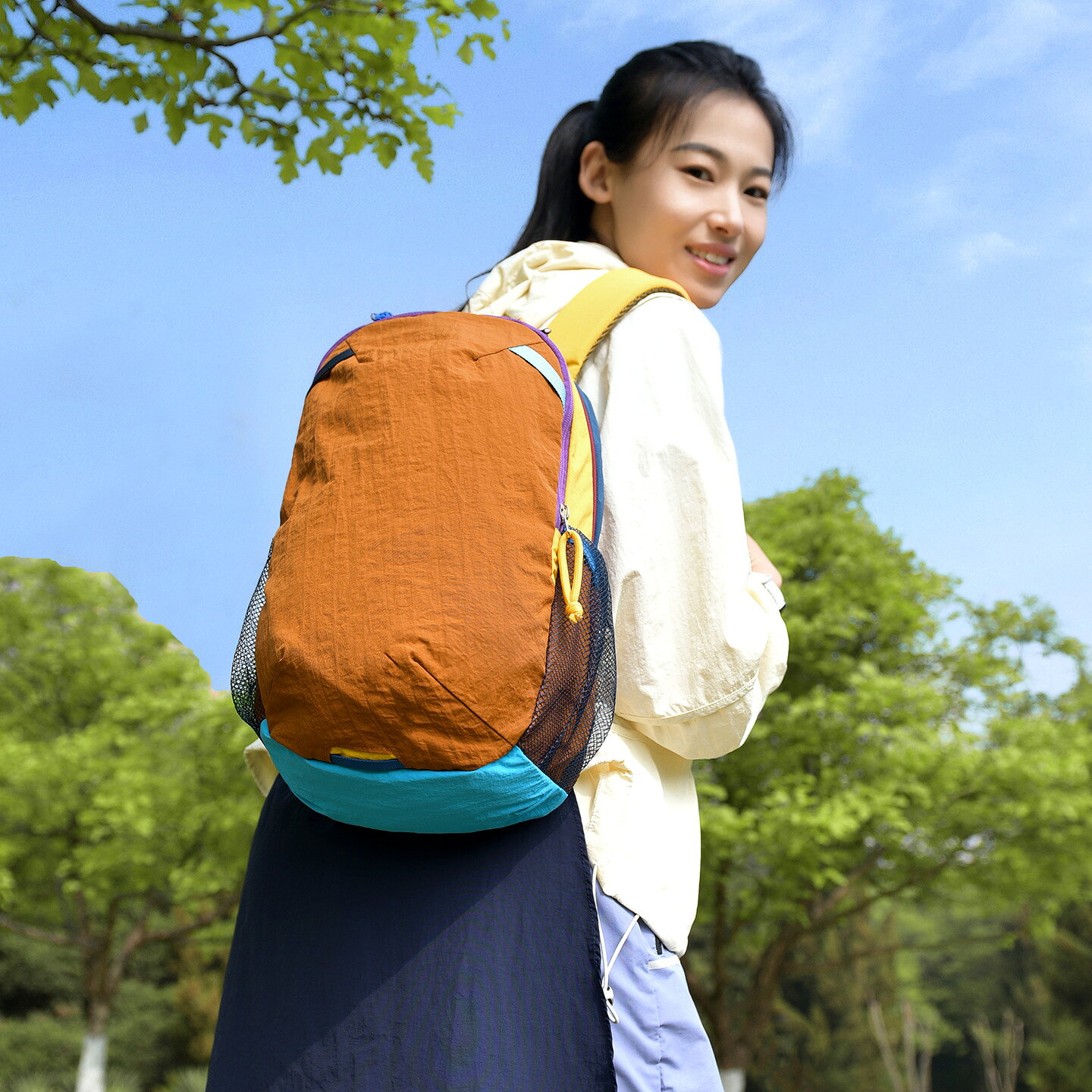 対象性別：ユニセックス（男女兼用）対応シーン：カジュアルトラベル素材：ナイロン容量：20L以下機能：防水収納可能パソコンサイズ：8インチ柄：色切替裏地素材：ポリエステルトレンド要素：ステッチ、マカロンカラー背面：カーブショルダーストラップ